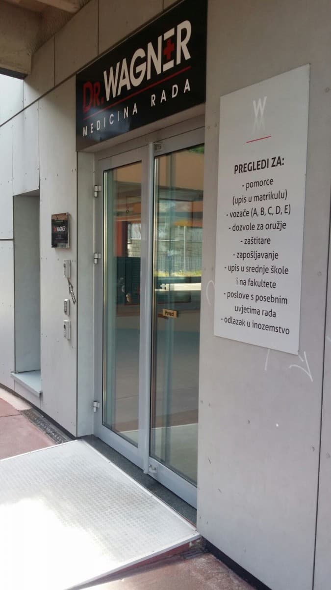 Interijer ordinacije s udobnim sjedalima za pacijente