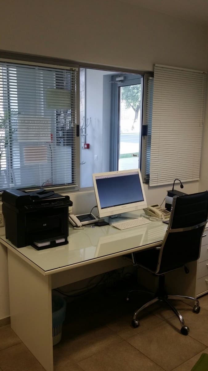 Eksterijer zgrade i parkiralište